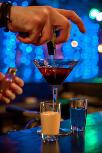 Preparation of an alcoholic cocktail at the bar