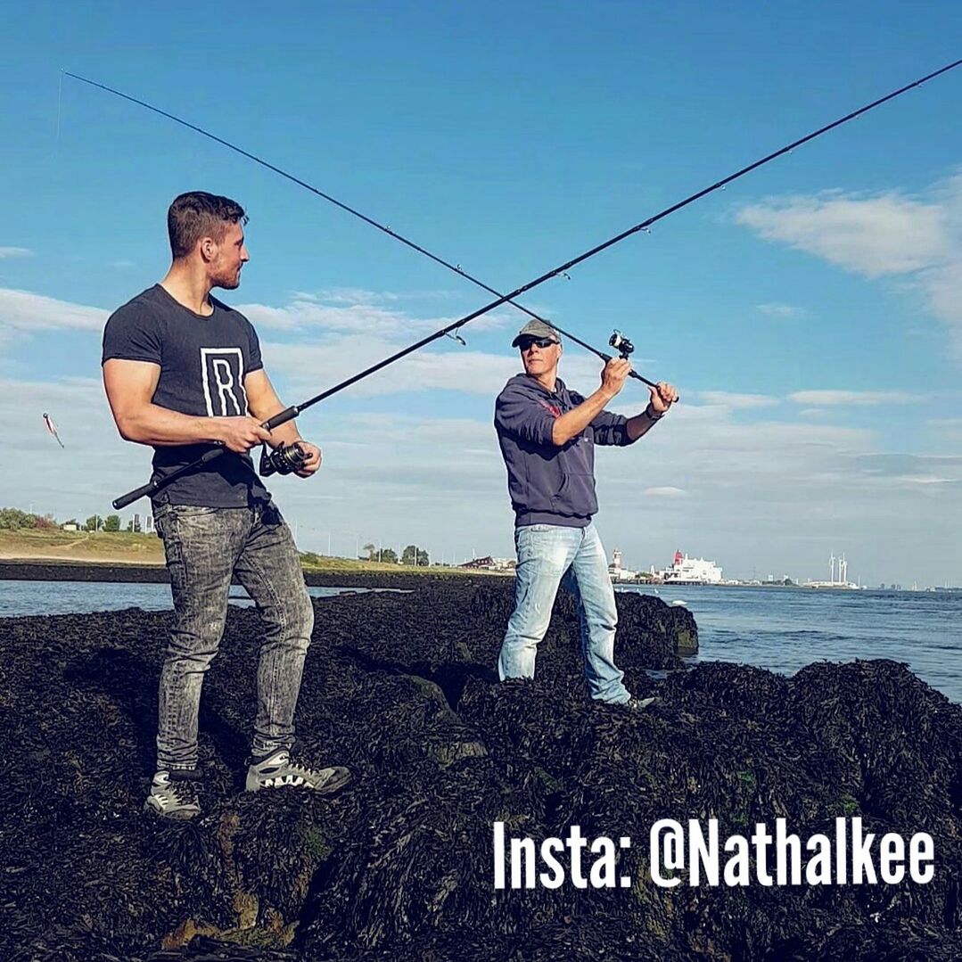 sea, sky, men, water, real people, standing, two people, full length, nature, fishing, leisure activity, people, day, young men, fishing rod, males, rod, casual clothing, lifestyles, horizon over water, outdoors