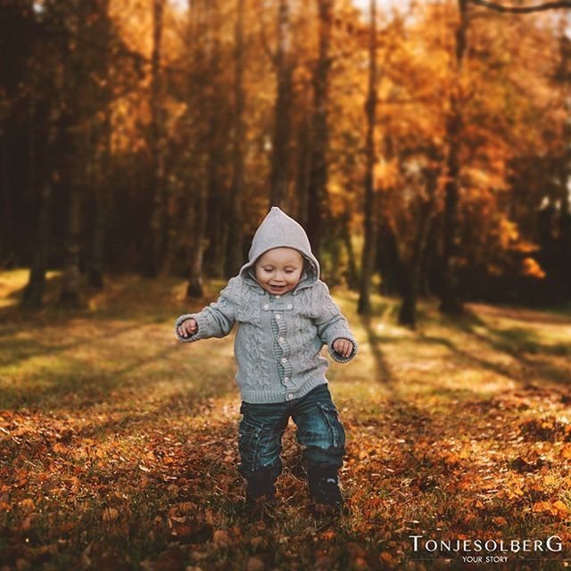 lifestyles, tree, casual clothing, leisure activity, focus on foreground, forest, full length, standing, childhood, field, person, autumn, front view, season, warm clothing, elementary age, boys, holding