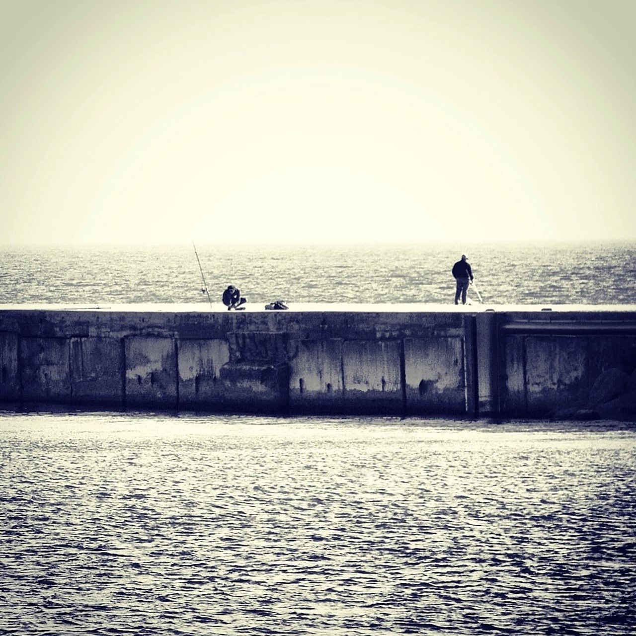 water, sea, clear sky, copy space, horizon over water, silhouette, waterfront, men, rippled, tranquil scene, tranquility, scenics, nature, leisure activity, lifestyles, beauty in nature, unrecognizable person