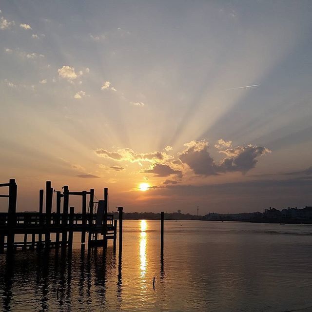 sunset, water, sun, reflection, sky, scenics, tranquil scene, beauty in nature, waterfront, silhouette, tranquility, orange color, sea, sunlight, idyllic, nature, cloud - sky, sunbeam, lake, pier