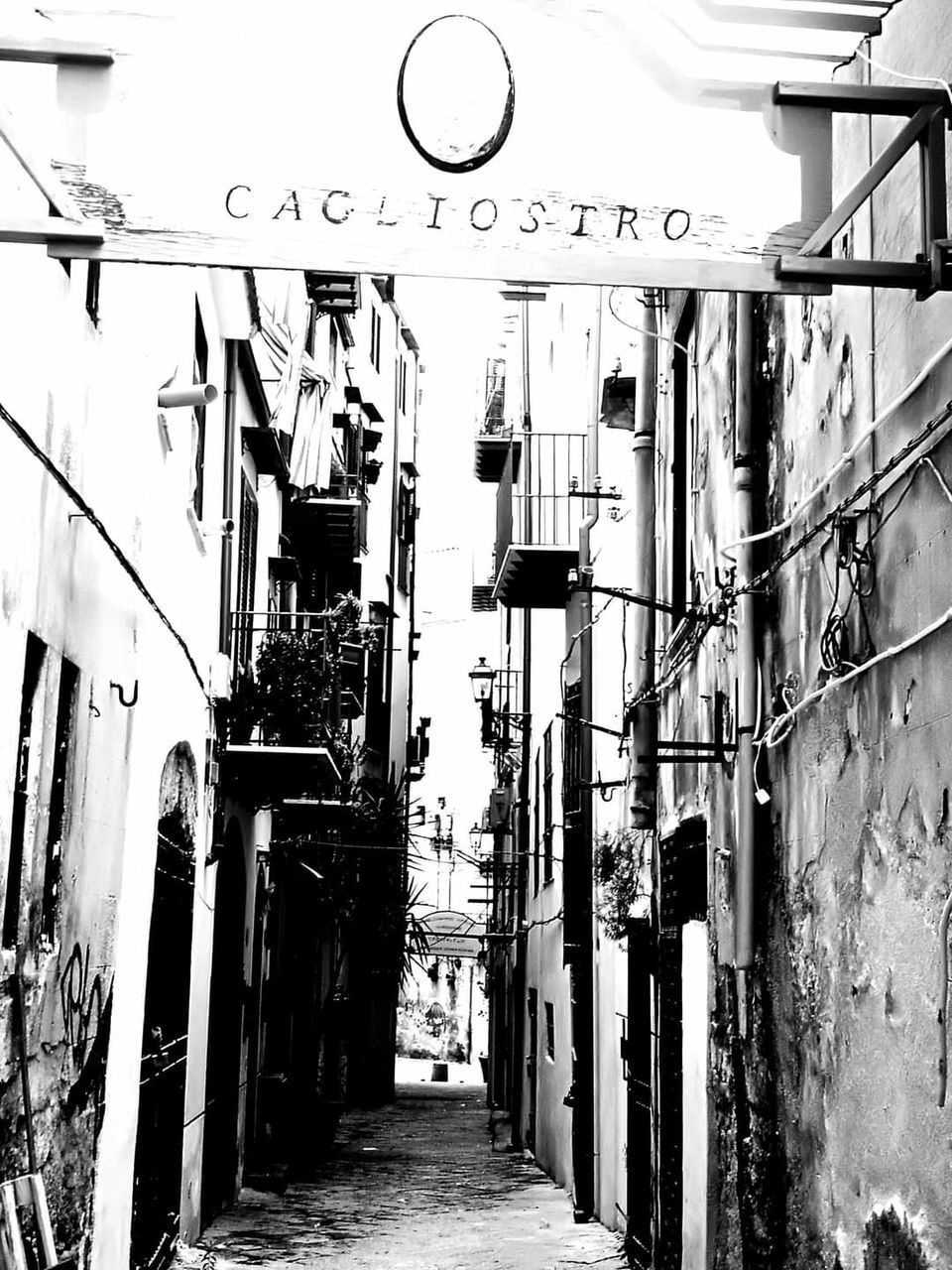 Street Streetphotography Cagliostro Sicily Pressure Gauge Pipe - Tube Architecture