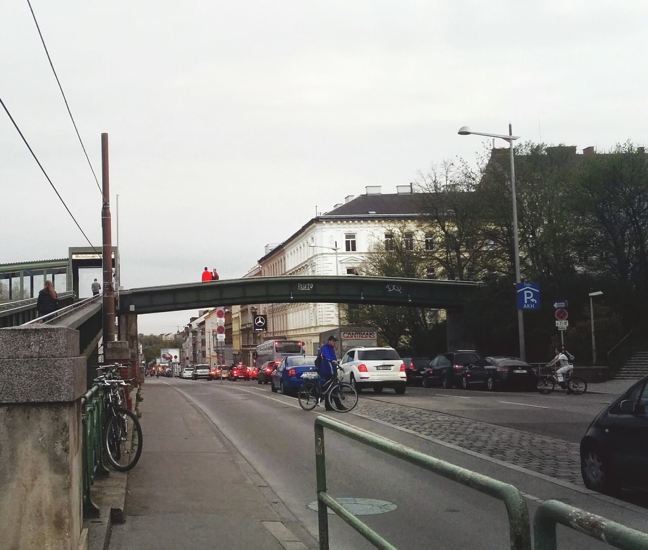 transportation, mode of transport, built structure, architecture, car, building exterior, land vehicle, clear sky, road, the way forward, city, street, road marking, sky, street light, day, diminishing perspective, incidental people, vanishing point, traffic