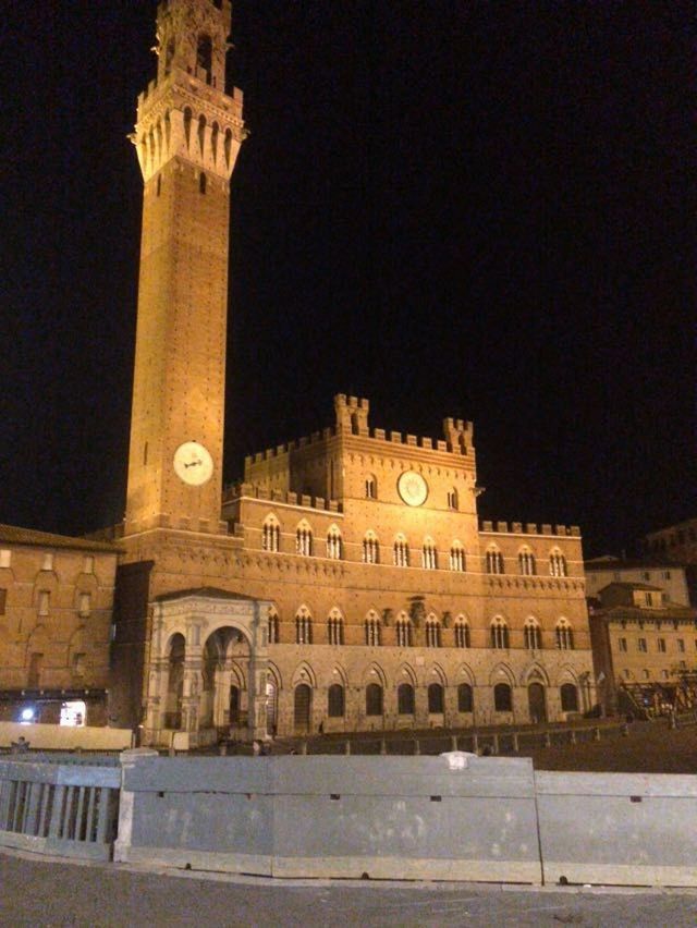 LOW ANGLE VIEW OF ILLUMINATED BUILDING AT NIGHT