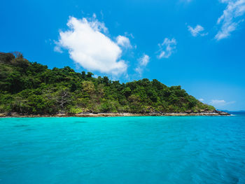 Scenic rocky beach, clear turquoise seawater against summer blue sky. ko rang island, trat, thailand