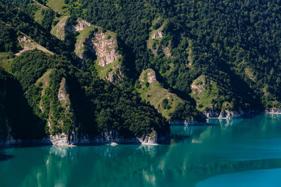 Picturesque view of lake kezenoy am in the caucasus mountains. nature of the chechen republic.