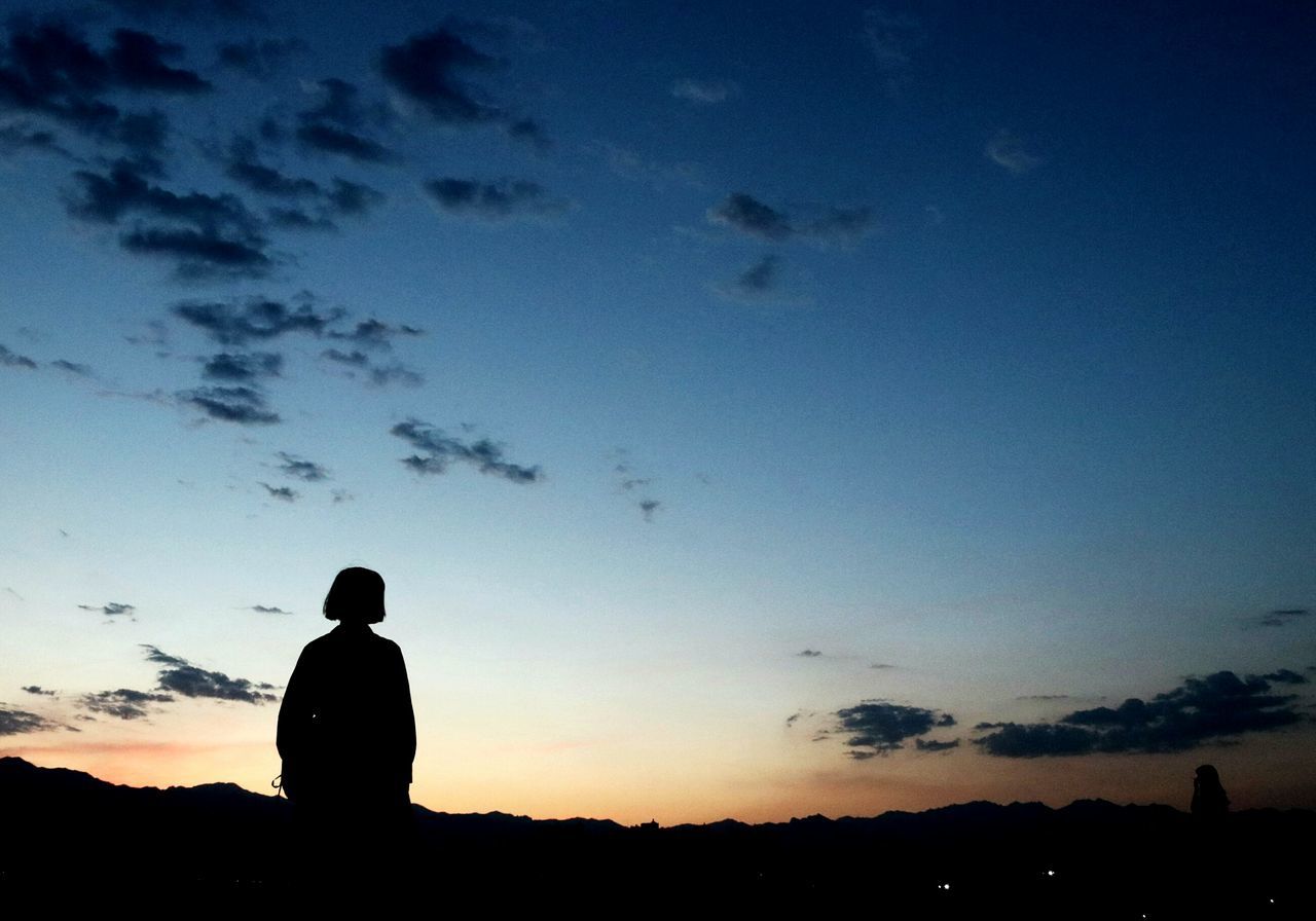 silhouette, sky, real people, men, cloud - sky, beauty in nature, nature, leisure activity, lifestyles, tranquility, sunset, people, tranquil scene, scenics - nature, rear view, standing, land, outdoors, field