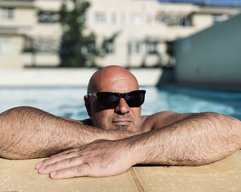 Portrait of man wearing sunglasses at swimming pool