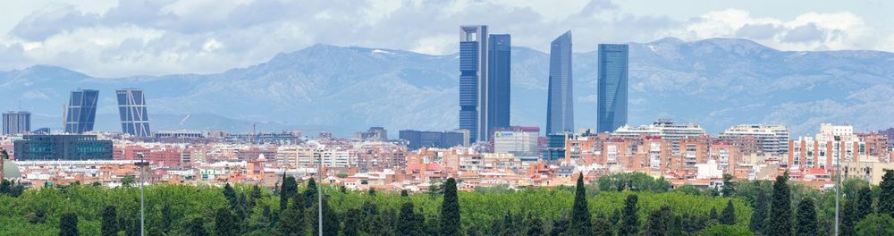 Panoramic of a madrid skyline from the parque de la cuña verde de o'donnell, in madrid.