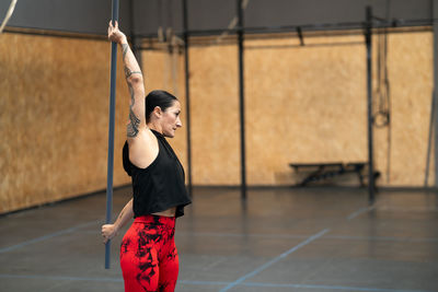 Portrait of young woman exercising in gym