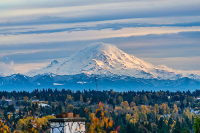 A view of mount rainier from des moines, washington.