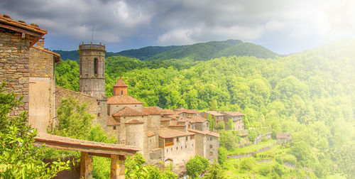 View of old ruins against sky