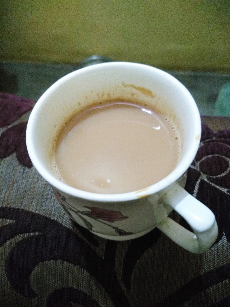 HIGH ANGLE VIEW OF COFFEE IN CUP ON TABLE