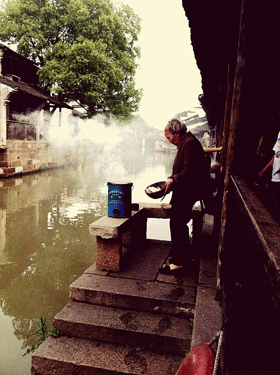 SIDE VIEW OF MAN WORKING AT SHORE