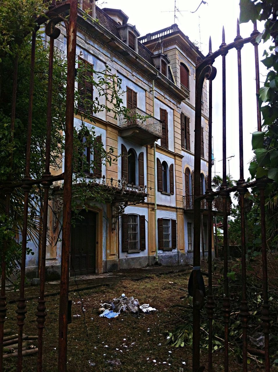 architecture, building exterior, built structure, window, tree, house, plant, growth, building, abandoned, day, residential structure, old, outdoors, residential building, no people, grass, door, facade, low angle view