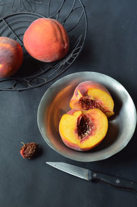 Close-up of peaches in bowl