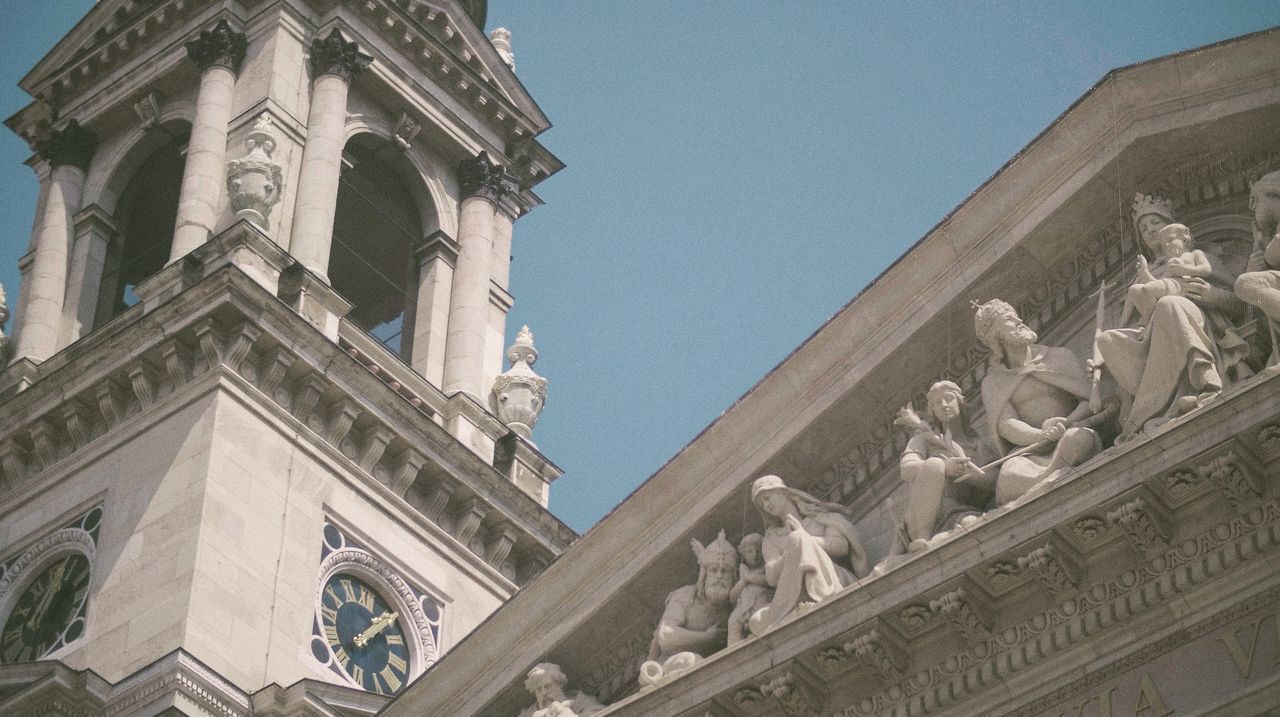 LOW ANGLE VIEW OF ORNATE BUILDING