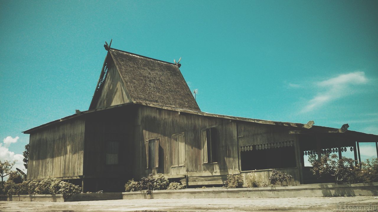 architecture, built structure, building exterior, blue, low angle view, sky, clear sky, house, sunlight, day, outdoors, old, copy space, no people, exterior, abandoned, residential structure, building, facade, residential building