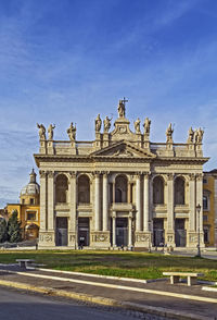 Statue of historical building against blue sky