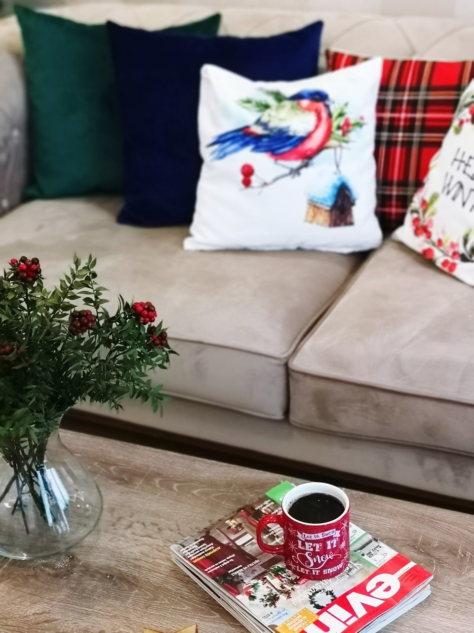 HIGH ANGLE VIEW OF ROSES IN VASE ON TABLE