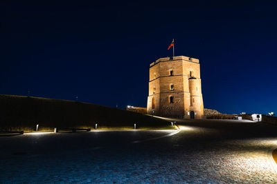 Tower of gediminas at night. upper vilnius castle complex