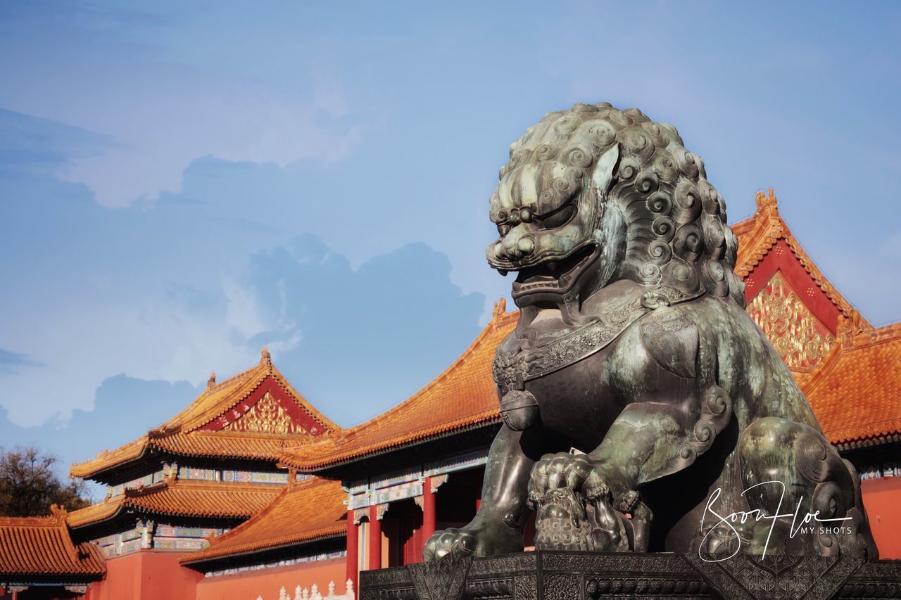 LOW ANGLE VIEW OF STATUE AGAINST SKY