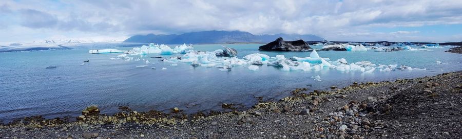 Icebergs in jokulsarlon, iceland 