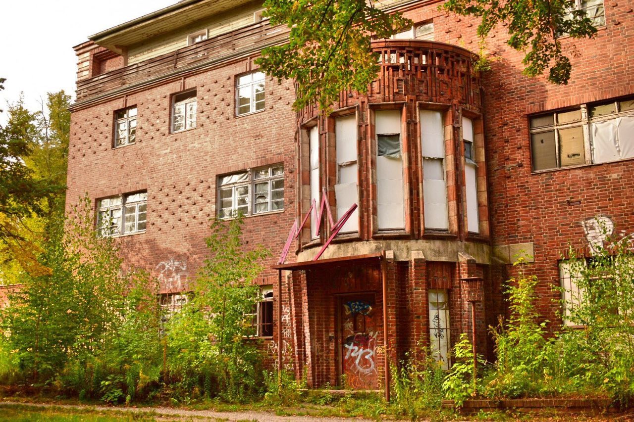 EXTERIOR OF OLD HOUSE AND BUILDING