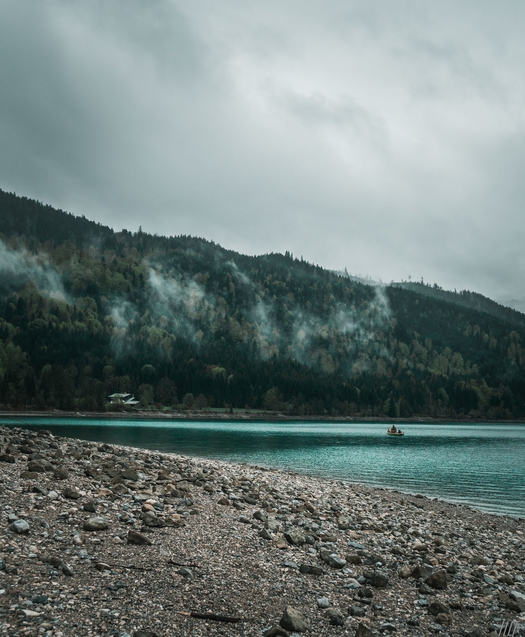SCENIC VIEW OF SEA AGAINST MOUNTAINS