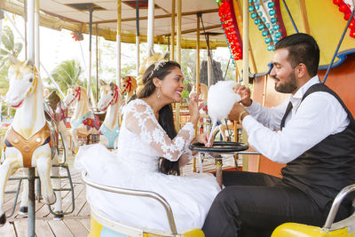 Photo session held after the wedding of a couple and whose chosen setting was an amusement park