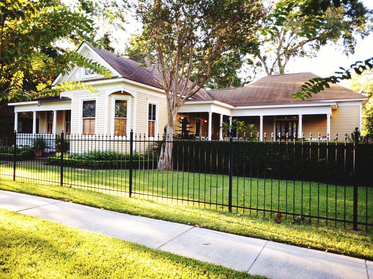 building exterior, architecture, built structure, grass, tree, house, residential structure, lawn, window, residential building, day, outdoors, facade, fence, green color, sunlight, no people, street, field, grassy