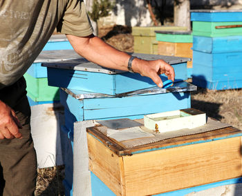 Preparing honey bees for winter