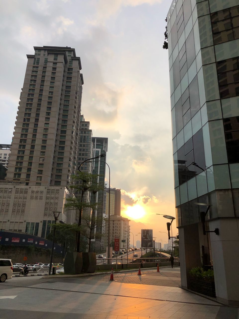 LOW ANGLE VIEW OF MODERN BUILDINGS AGAINST SKY