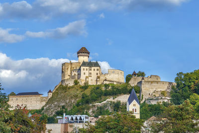 Trencin castle is a castle above the town of trencin in western slovakia.