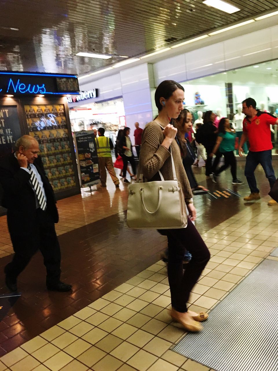 lifestyles, public transportation, casual clothing, full length, passenger, leisure activity, subway station, city life, journey, medium group of people, illuminated, luggage