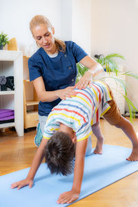 Back stabilisation exercise for children