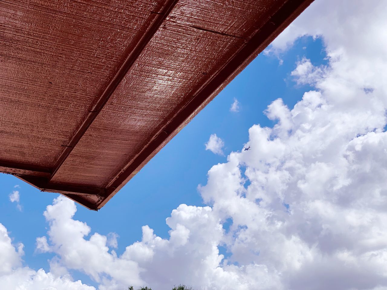 LOW ANGLE VIEW OF ROOF