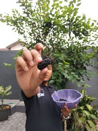 Man holding ice cream in bowl