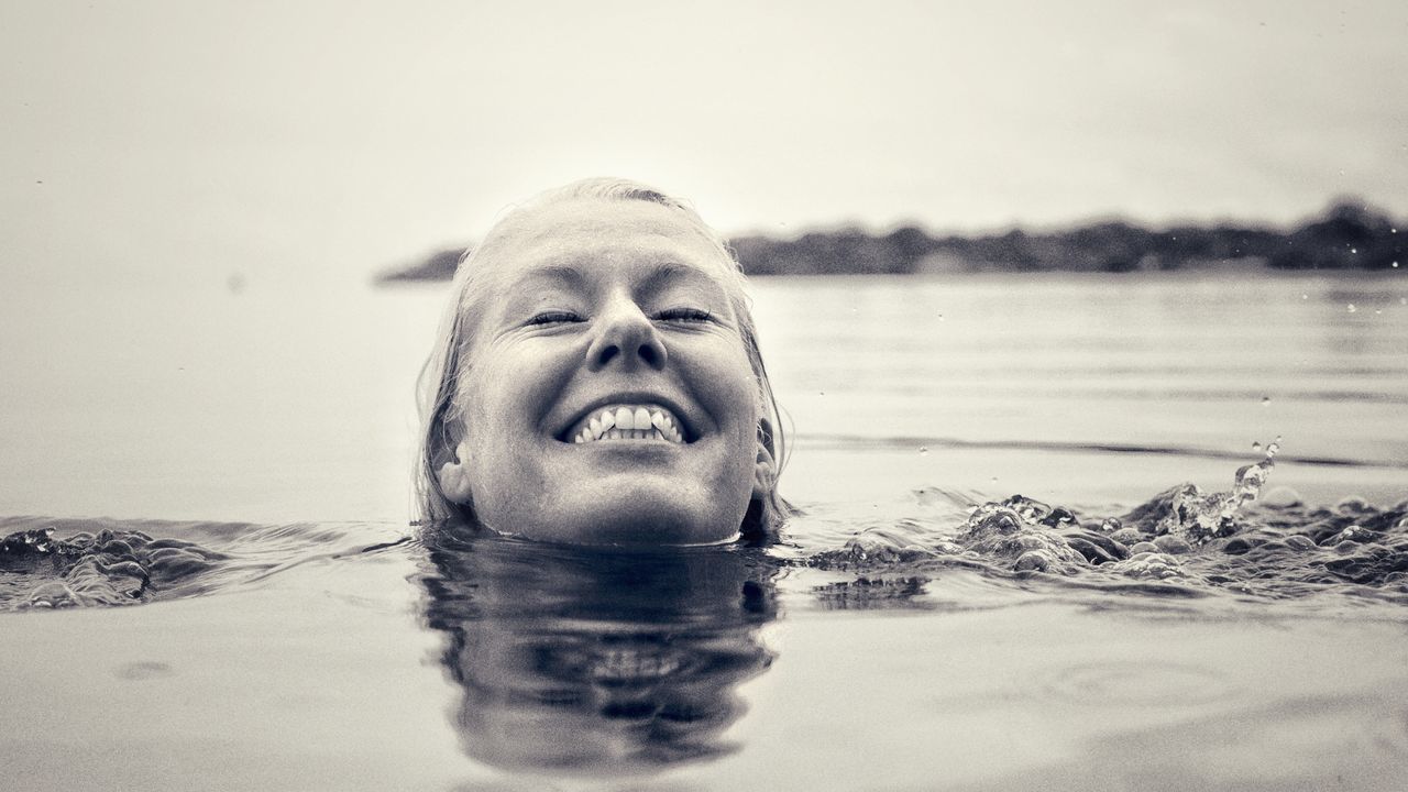 water, one person, real people, headshot, swimming, leisure activity, swimming pool, human face, wet, refreshment, young adult, portrait, lifestyles, floating on water, underwater, outdoors, nature, day, people