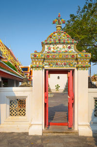 Ornate door at wat pho