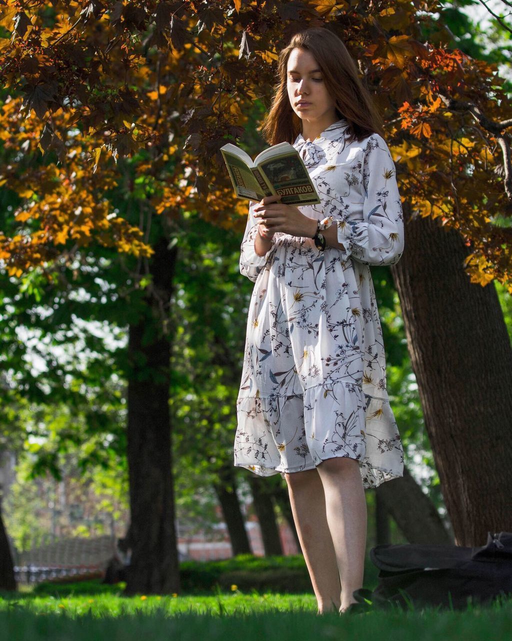 FULL LENGTH OF A BEAUTIFUL YOUNG WOMAN STANDING IN PARK