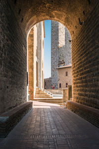 View of the alleys of the historic center of the village of san gimignano, a heritage of humanity