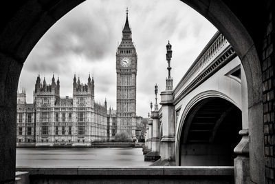 Big ben by thames river seen from arch