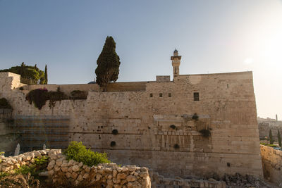 Old ruin building against sky