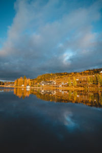 Autumn sunset at lake syvajarvi, in hyrynsalmi, finland. reflection of red-orange petals 