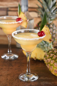 Lime combined with fresh pineapple juice and tequila are cocktails that always have a bright taste 