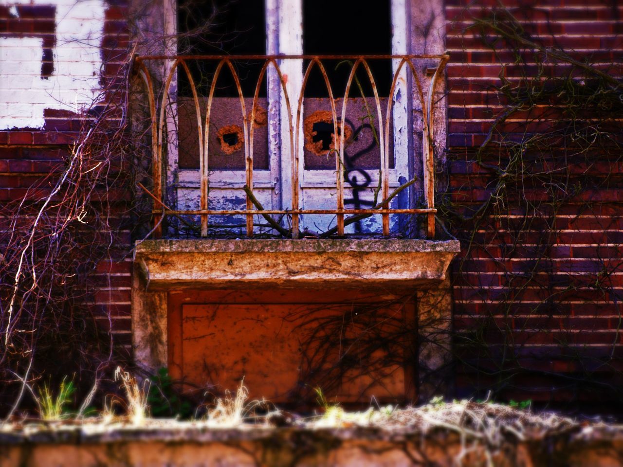 architecture, built structure, building exterior, house, abandoned, obsolete, run-down, deterioration, selective focus, messy, damaged, outdoors, bad condition, day, no people