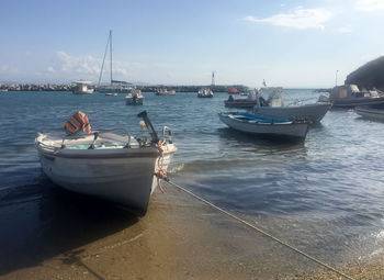 Boats sailing in sea against sky