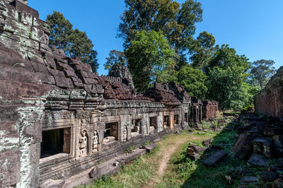 Old ruin building against sky