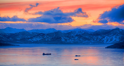 Sunset over vespers petropavlovsk-kamchatsky on the background of the avachinsky bay 